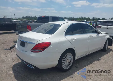 2017 Mercedes-Benz C 300 Luxury/Sport z USA, uszkodzony, nr VIN 55SWF4JB6HU186221